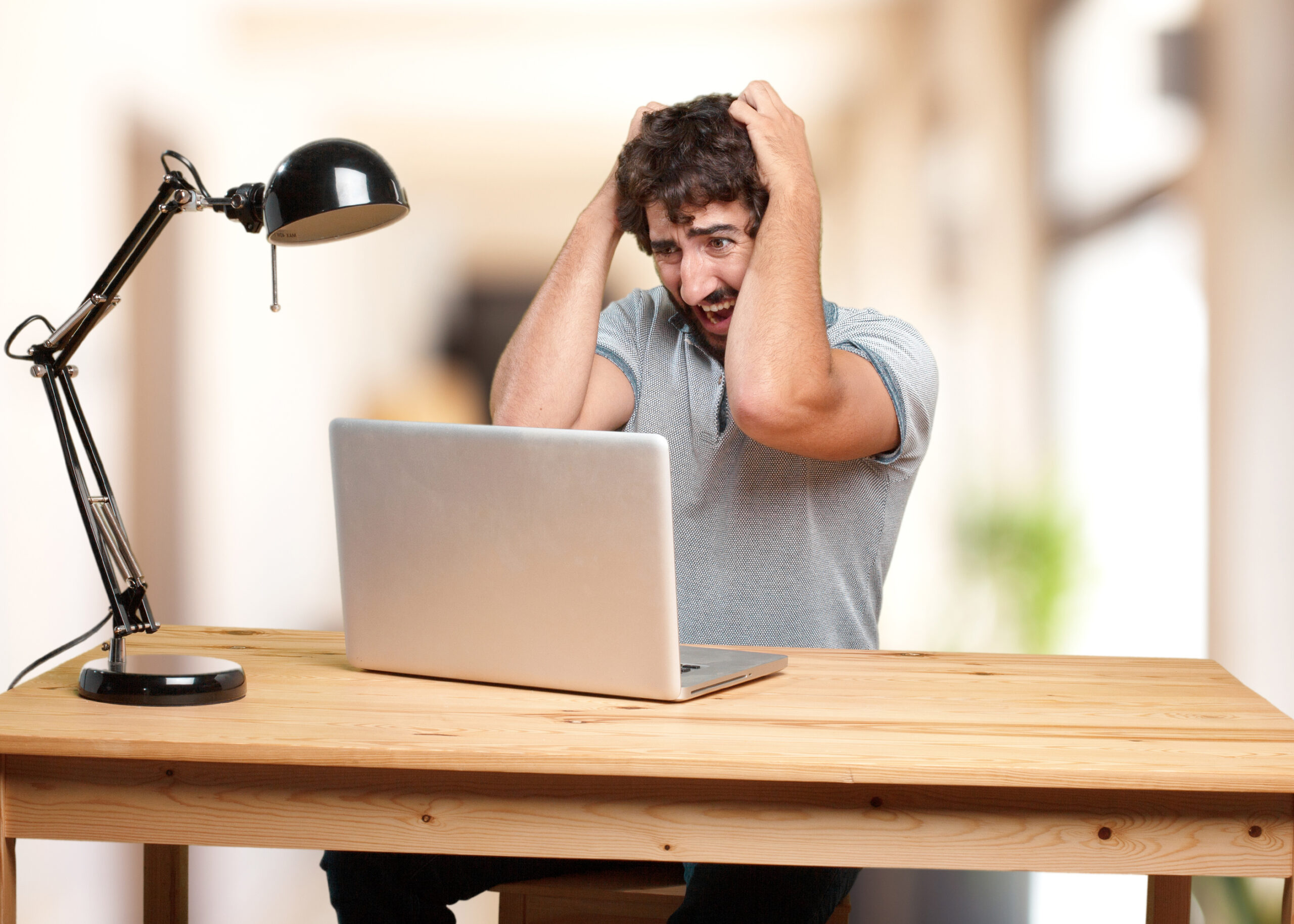 Usuario frustrado por fallas de equipo — JIXCOMP lo resuelve